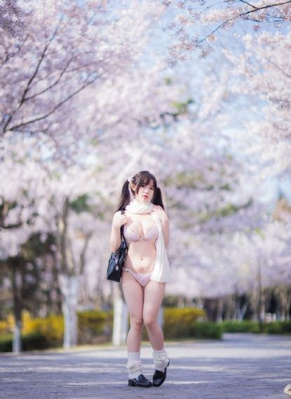 欧美女生性感露背头像_剧情片免费观看韩国